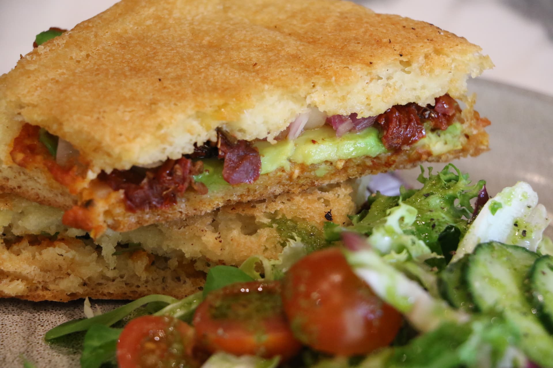 kyckling, avokado, lök, ost & senapsvinägrett