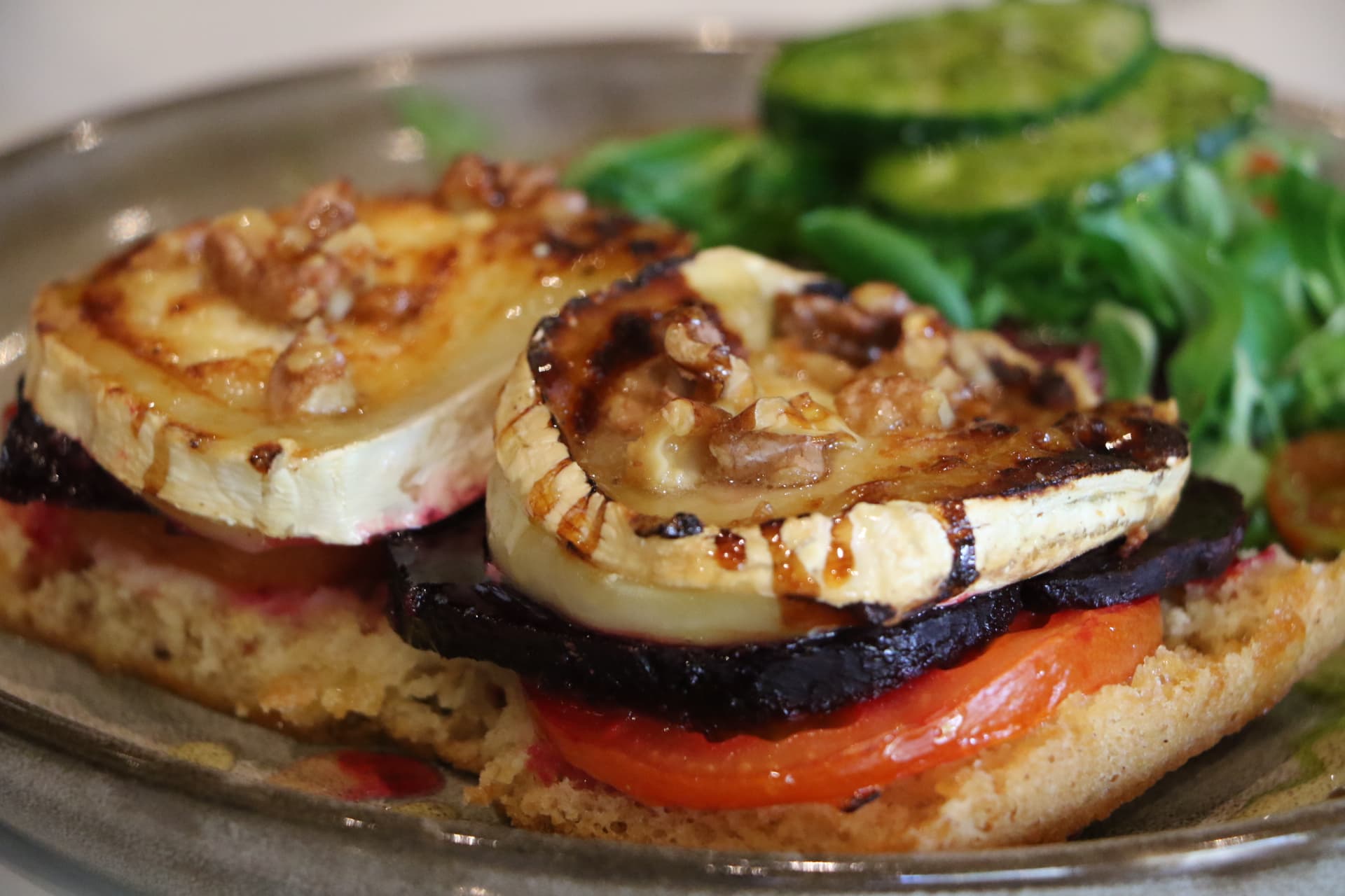 chèvre, tomat, rödbeta, honung & valnötter