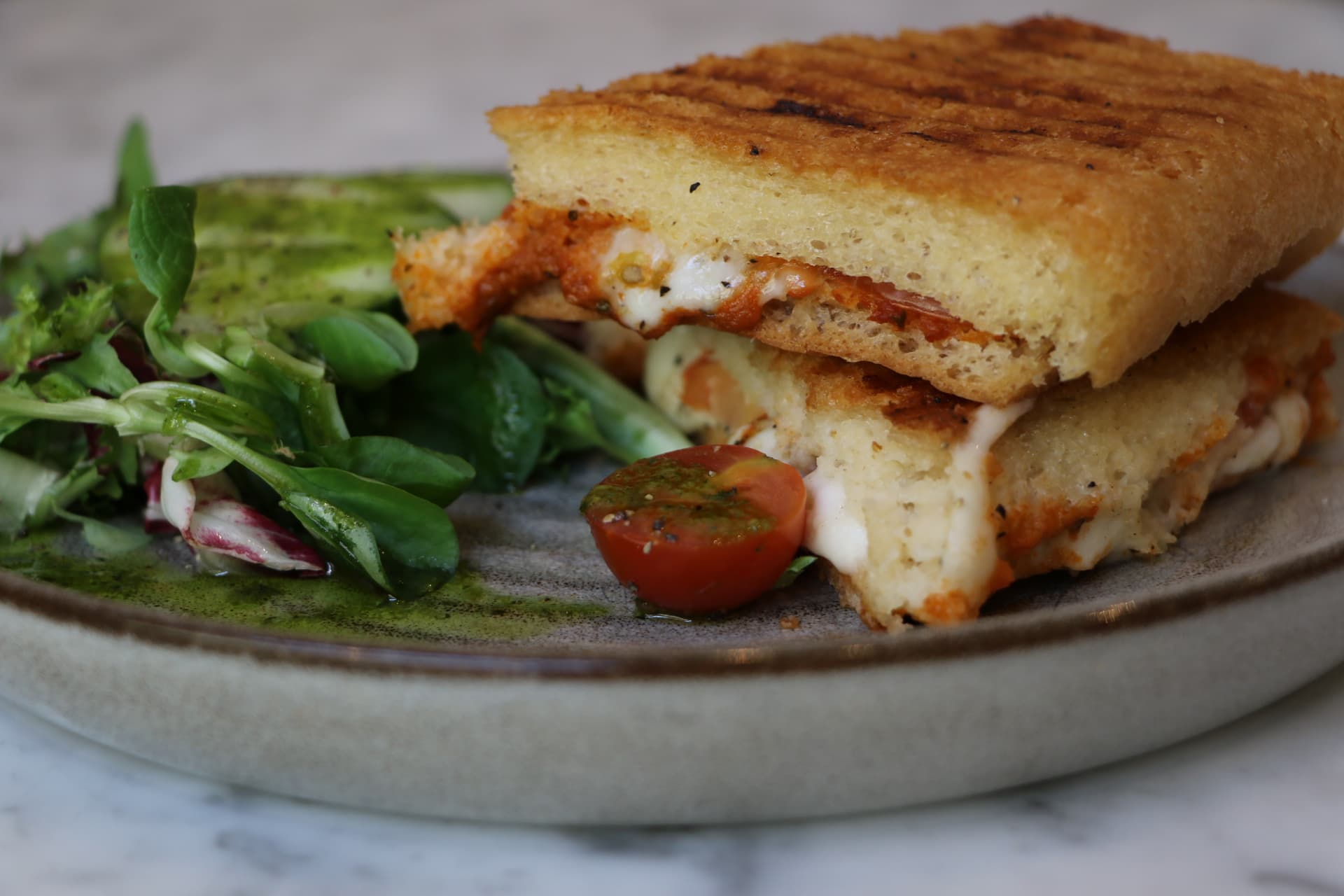 mozzarella, pesto, basilika & tomat